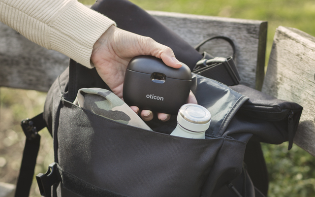Oticon-More-apparecchi-acustici-ricaricabili-smart-charger